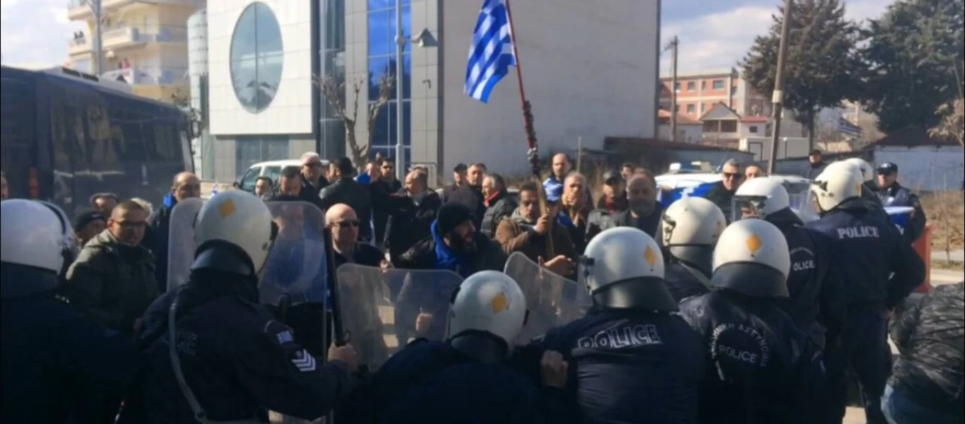 Σοβαρά επεισόδια και επίθεση της ΕΛΑΣ με χημικά στην Πτολεμαΐδα σε ομιλία των Κ. Χατζηδάκη και Α. Γεωργιάδη (βίντεο)